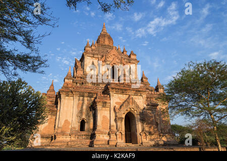 Antica tha beik hmauk gu hpaya a Bagan, Myanmar (Birmania), visto dal lato anteriore in una giornata di sole. Foto Stock