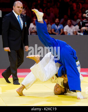 Budapest, Ungheria. Il 30 agosto, 2017. Tsukasa Yoshida di Giappone, destra e Sumiya Dorjsuren della Mongolia in lotta nella donna 57kg Finale di categoria durante il mondo campionati di Judo a Budapest, Ungheria, 30 agosto 2017. Credito: Vit Simanek/CTK foto/Alamy Live News Foto Stock