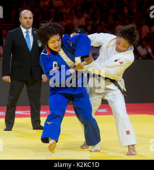 Budapest, Ungheria. Il 30 agosto, 2017. Tsukasa Yoshida di Giappone, sinistra e Sumiya Dorjsuren della Mongolia in lotta nella donna 57kg Finale di categoria durante il mondo campionati di Judo a Budapest, Ungheria, 30 agosto 2017. Credito: Vit Simanek/CTK foto/Alamy Live News Foto Stock