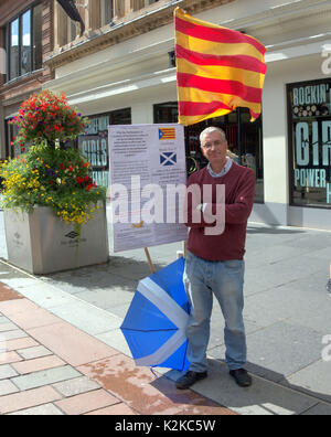 Glasgow, Scotland, Regno Unito. Il 30 agosto, 2017. Social media per protesta Catalunya e Scozia ai parlamenti poteri su Buchanan Street mettere in discussione i diritti dei parlamenti centrale alla domanda una casa indipendenza voto Gerard credito traghetto/Alamy news Foto Stock