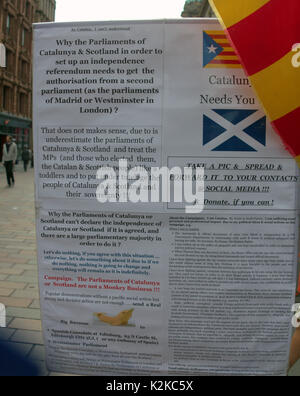 Glasgow, Scotland, Regno Unito. Il 30 agosto, 2017. I social media per protesta catalunya e Scozia ai parlamenti poteri su buchanan street mettere in discussione i diritti dei parlamenti centrale alla domanda una casa indipendenza voto gerard credito traghetto/alamy news Foto Stock