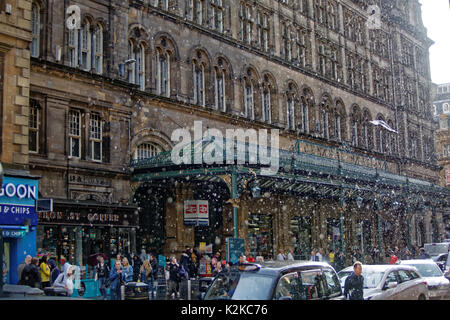 Glasgow, Scotland, Regno Unito. 30 Ago, 2017. uk meteo. piove e soleggiato per le strade della città spesso allo stesso rebbio come sua scarsa estate meteo continua.La stazione centrale gode di un acquazzone di nevischio come la pioggia credito: gerard ferry/alamy live news Foto Stock