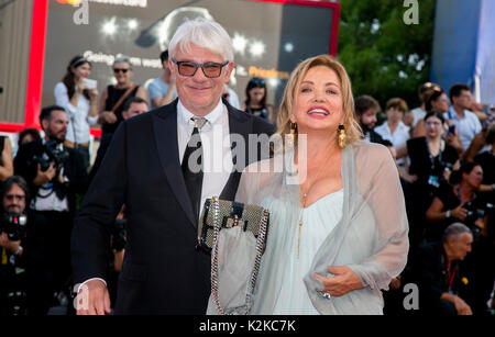 Venezia, Italia. Il 30 agosto, 2017. Ricky Tognazzi e la moglie Simona Izzo assistere alla cerimonia di apertura della 74a Mostra del Cinema di Venezia al Palazzo del Cinema di Venezia (Italia), il 30 agosto 2017. Foto: Hubert Boesl - nessun filo servizio · Foto: Hubert Boesl//dpa/Alamy Live News Foto Stock