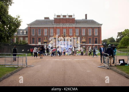 Londra, Inghilterra, Regno Unito. Il 30 agosto, 2017. Omaggi floreali e i messaggi sono previste da ben wishers alle porte di Kensington Palace, alla vigilia del ventesimo anniversario della morte di Lady Diana, principessa di Galles in un tragico incidente stradale a Parigi, in Francia, il 31 agosto, 1997. Nella prima parte della giornata, il principe Harry e il Duca e la Duchessa di Cambridge, ha visitato il giardino bianco insieme, che è stato piantato con fiori e fogliame Ispirato dai ricordi della vita di Diana, immagine e stile. Iain McGuinness / Alamy Live News Foto Stock