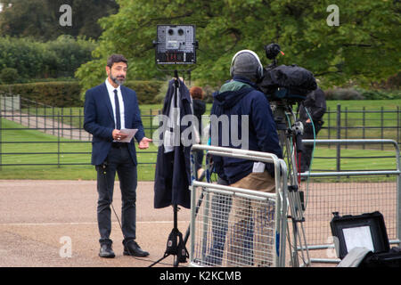 Londra, Inghilterra, Regno Unito. Il 30 agosto, 2017. Omaggi floreali e i messaggi sono previste da ben wishers alle porte di Kensington Palace, alla vigilia del ventesimo anniversario della morte di Lady Diana, principessa di Galles in un tragico incidente stradale a Parigi, in Francia, il 31 agosto, 1997. Nella prima parte della giornata, il principe Harry e il Duca e la Duchessa di Cambridge, ha visitato il giardino bianco insieme, che è stato piantato con fiori e fogliame Ispirato dai ricordi della vita di Diana, immagine e stile. Iain McGuinness / Alamy Live News Foto Stock