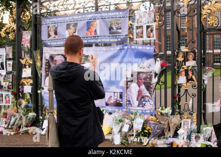 Londra, Inghilterra, Regno Unito. Il 30 agosto, 2017. Omaggi floreali e i messaggi sono previste da ben wishers alle porte di Kensington Palace, alla vigilia del ventesimo anniversario della morte di Lady Diana, principessa di Galles in un tragico incidente stradale a Parigi, in Francia, il 31 agosto, 1997. Nella prima parte della giornata, il principe Harry e il Duca e la Duchessa di Cambridge, ha visitato il giardino bianco insieme, che è stato piantato con fiori e fogliame Ispirato dai ricordi della vita di Diana, immagine e stile. Iain McGuinness / Alamy Live News Foto Stock