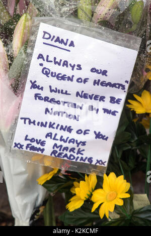 Londra, Inghilterra, Regno Unito. Il 30 agosto, 2017. Omaggi floreali e i messaggi sono previste da ben wishers alle porte di Kensington Palace, alla vigilia del ventesimo anniversario della morte di Lady Diana, principessa di Galles in un tragico incidente stradale a Parigi, in Francia, il 31 agosto, 1997. Nella prima parte della giornata, il principe Harry e il Duca e la Duchessa di Cambridge, ha visitato il giardino bianco insieme, che è stato piantato con fiori e fogliame Ispirato dai ricordi della vita di Diana, immagine e stile. Iain McGuinness / Alamy Live News Foto Stock