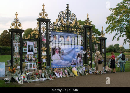 Londra, Inghilterra, Regno Unito. Il 30 agosto, 2017. Omaggi floreali e i messaggi sono previste da ben wishers alle porte di Kensington Palace, alla vigilia del ventesimo anniversario della morte di Lady Diana, principessa di Galles in un tragico incidente stradale a Parigi, in Francia, il 31 agosto, 1997. Nella prima parte della giornata, il principe Harry e il Duca e la Duchessa di Cambridge, ha visitato il giardino bianco insieme, che è stato piantato con fiori e fogliame Ispirato dai ricordi della vita di Diana, immagine e stile. Iain McGuinness / Alamy Live News Foto Stock
