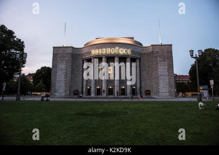 "Volksbuehne' (lit. " Le persone della fase') è scritto sulla facciata sopra l'ingresso principale del Teatro Volksbuehne durante la prima serata a Berlino, Germania, 30 agosto 2017. Il Berliner Volksbuehne teatro è stato denominato "Theatre des Jahres' (lit. 'Teatro dell'anno"). Foto: Paolo Zinken/dpa Foto Stock