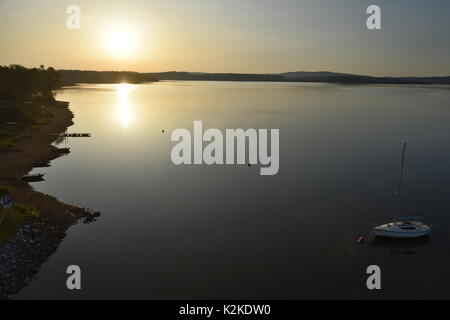 Dolni Vltavice, Repubblica Ceca. 31 Agosto, 2017. Il nullo anno di palloncino volare sopra la valle della diga Lipno viene preparato per la metà di settembre dalla Società turistica di Lipensko. Nella foto si vede un sunrise sopra la diga Lipno, vicino Dolni Vltavice, nella Repubblica ceca il 31 agosto 2017, fotografati durante la mostra il volo. Credito: Vaclav Pancer/CTK foto/Alamy Live News Foto Stock