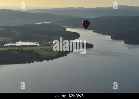 Dolni Vltavice, Repubblica Ceca. 31 Agosto, 2017. Il nullo anno di palloncino volare sopra la valle della diga Lipno viene preparato per la metà di settembre dalla Società turistica di Lipensko. Nella foto si vede una vista al Frymburk oltre il golfo Lukavicka sopra la diga Lipno, nella Repubblica ceca il 31 agosto 2017, fotografati durante la mostra il volo. Credito: Vaclav Pancer/CTK foto/Alamy Live News Foto Stock