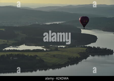 Dolni Vltavice, Repubblica Ceca. 31 Agosto, 2017. Il nullo anno di palloncino volare sopra la valle della diga Lipno viene preparato per la metà di settembre dalla Società turistica di Lipensko. Nella foto si vede una vista al Frymburk oltre il golfo Lukavicka sopra la diga Lipno, nella Repubblica ceca il 31 agosto 2017, fotografati durante la mostra il volo. Credito: Vaclav Pancer/CTK foto/Alamy Live News Foto Stock