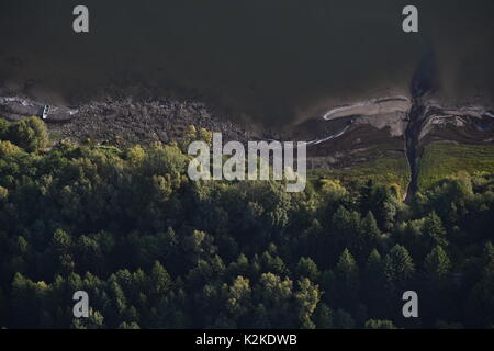 Dolni Vltavice, Repubblica Ceca. 31 Agosto, 2017. Il nullo anno di palloncino volare sopra la valle della diga Lipno viene preparato per la metà di settembre dalla Società turistica di Lipensko. Nella foto si vede un affluente del flusso Paseracky nella diga Lipno, nella Repubblica ceca il 31 agosto 2017, fotografati durante la mostra il volo. Credito: Vaclav Pancer/CTK foto/Alamy Live News Foto Stock