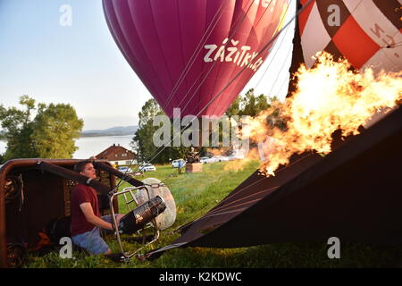 Dolni Vltavice, Repubblica Ceca. 31 Agosto, 2017. Il nullo anno di palloncino volare sopra la valle della diga Lipno viene preparato per la metà di settembre dalla Società turistica di Lipensko. Nella foto si vede i palloni ad aria calda vicino alla diga Lipno, nella Repubblica ceca il 31 agosto 2017. Credito: Vaclav Pancer/CTK foto/Alamy Live News Foto Stock