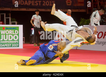 Budapest, Ungheria. 31 Agosto, 2017. Judoka ungherese Laszlo Csoknyai (vestito blu) e argentino judoka Emmanuel Lucenti in azione durante la partita della categoria -81 kg uomini, 2° round, all'interno di Suzuki World Judo Championships 2017 a Budapest, in Ungheria, il 31 agosto 2017. Credito: Vit Simanek/CTK foto/Alamy Live News Foto Stock