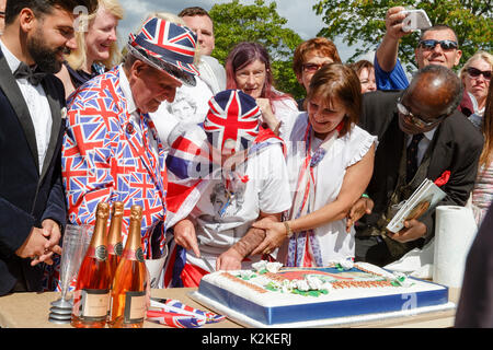 Londra, Regno Unito. 31 Agosto, 2017. Terry Superfans Hutt guarda come John Loughrey taglia una torta commemorativa in memoria della Principessa Diana di fronte a Kensington Palace in occasione del ventesimo anniversario della sua morte. Credito: amanda rose/Alamy Live News Foto Stock