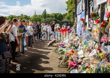 Londra, Regno Unito. 31 Agosto, 2017. Una folla di ben wishers a raccogliere i cancelli a Kensington Palace, l'ex casa di Diana, principessa di Galles, in occasione del ventesimo anniversario della sua morte. Centinaia di persone provenienti da tutto il mondo sono state mettendo a omaggi floreali insieme alle schede, foto, candele e banner su e intorno al Golden Gates Credito: amanda rose/Alamy Live News Foto Stock