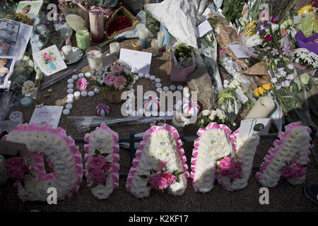 In occasione del ventesimo anniversario della morte della Principessa Diana, folle di persone si riuniscono per pagare i loro punti di vista e di stabilire i fiori, foto e messaggi presso il monumento a Lei il 31 agosto 2017 a Kensington Palace a Londra, Regno Unito. Diana, principessa di Galles divenne noto come popolo della principessa dopo la sua tragica morte e ora come nel 1997, migliaia di realisti e persone in lutto è venuto alla sua residenza reale in ricordo. Foto Stock