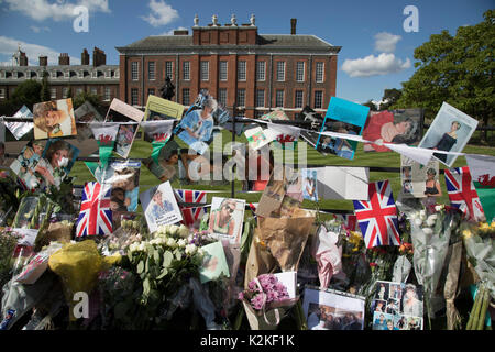 In occasione del ventesimo anniversario della morte della Principessa Diana, folle di persone si riuniscono per pagare i loro punti di vista e di stabilire i fiori, foto e messaggi presso il monumento a Lei il 31 agosto 2017 a Kensington Palace a Londra, Regno Unito. Diana, principessa di Galles divenne noto come popolo della principessa dopo la sua tragica morte e ora come nel 1997, migliaia di realisti e persone in lutto è venuto alla sua residenza reale in ricordo. Foto Stock