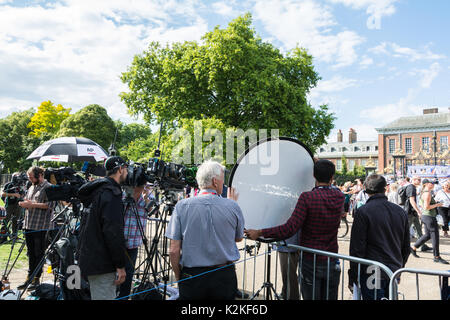 Ben wishers, fotografi e news equipaggi jostle fuori dalle porte di Kensington Palace per commemorare e rendere omaggio alla Principessa Diana, venti anni dopo la sua morte. Foto Stock