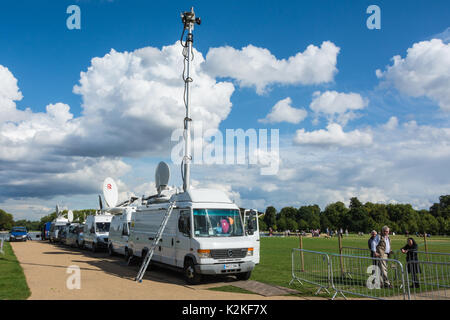 Londra, Regno Unito. 31 Agosto, 2017. Ben wishers, fotografi e news equipaggi jostle fuori dalle porte di Kensington Palace a commemmorate e rendere omaggio alla Principessa Diana, venti anni dopo la sua morte. Credito: Benjamin John/Alamy Live News Foto Stock