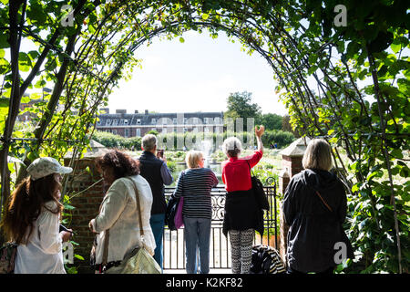 Londra, Regno Unito. 31 Agosto, 2017. Ben wishers visitare il Giardino bianco a Kensington Palace per commemorare e rendere omaggio alla Principessa Diana, venti anni dopo la sua morte. Credito: Benjamin John/Alamy Live News Foto Stock