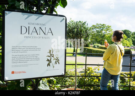 I bravolai visitano il Giardino Bianco di Kensington Palace per commemorare e rendere omaggio alla Principessa Diana, vent'anni dopo la sua morte. Foto Stock