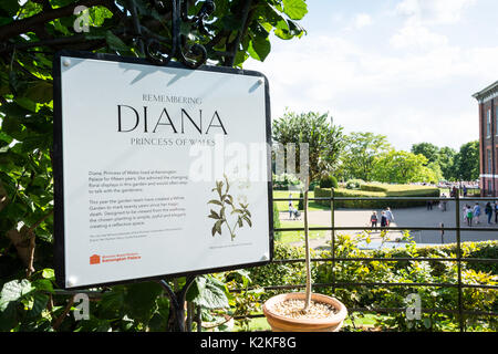 Londra, Regno Unito. 31 Agosto, 2017. Ben wishers visitare il Giardino bianco a Kensington Palace per commemorare e rendere omaggio alla Principessa Diana, venti anni dopo la sua morte. Credito: Benjamin John/Alamy Live News Foto Stock