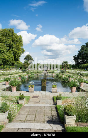 Londra, Regno Unito. 31 Agosto, 2017. Ben wishers visitare il Giardino bianco a Kensington Palace per commemorare e rendere omaggio alla Principessa Diana, venti anni dopo la sua morte. Credito: Benjamin John/Alamy Live News Foto Stock