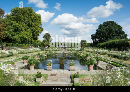 I bravolai visitano il Giardino Bianco di Kensington Palace per commemorare e rendere omaggio alla Principessa Diana, vent'anni dopo la sua morte. Foto Stock