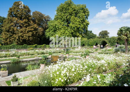 Londra, Regno Unito. 31 Agosto, 2017. Ben wishers visitare il Giardino bianco a Kensington Palace per commemorare e rendere omaggio alla Principessa Diana, venti anni dopo la sua morte. Credito: Benjamin John/Alamy Live News Foto Stock