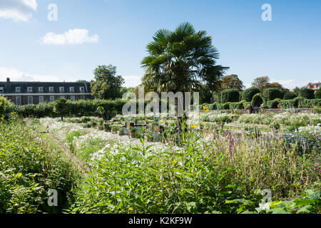 Londra, Regno Unito. 31 Agosto, 2017. Ben wishers visitare il Giardino bianco a Kensington Palace per commemorare e rendere omaggio alla Principessa Diana, venti anni dopo la sua morte. Credito: Benjamin John/Alamy Live News Foto Stock