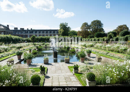 Londra, Regno Unito. 31 Agosto, 2017. Ben wishers visitare il Giardino bianco a Kensington Palace per commemorare e rendere omaggio alla Principessa Diana, venti anni dopo la sua morte. Credito: Benjamin John/Alamy Live News Foto Stock