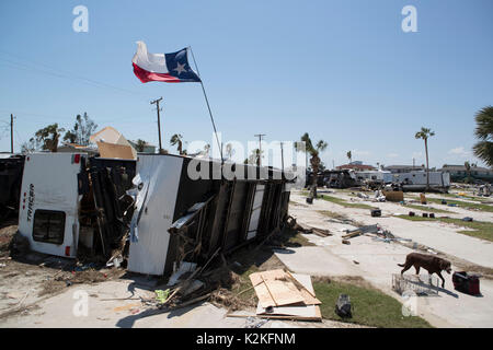 Port Aransas, Texas Stati Uniti. 30 agosto 2017. I danni estesi causati dall'uragano Harvey's colpito quasi una settimana fa litts la città costiera del Texas di Port Aransas mentre i residenti sono autorizzati a rilevare il relitto. Queste case di rimorchio sono state danneggiate da tempesta di picco e venti alti. Credit: Bob Daemmrich/Alamy Live News Foto Stock