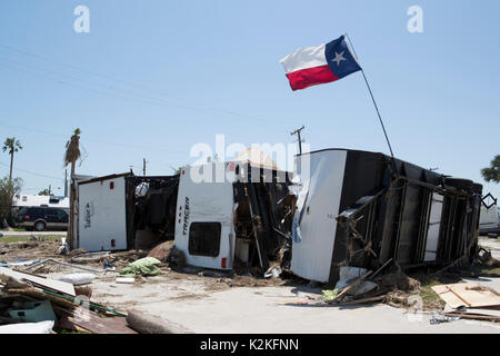 Port Aransas, Texas Stati Uniti. 30 agosto 2017. I danni estesi causati dall'uragano Harvey's colpito quasi una settimana fa litts la città costiera del Texas di Port Aransas mentre i residenti sono autorizzati a rilevare il relitto. Queste case di rimorchio sono state danneggiate da tempesta di picco e venti alti. Credit: Bob Daemmrich/Alamy Live News Foto Stock