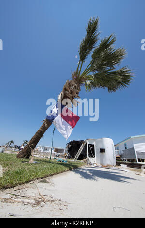 Port Aransas, Texas Stati Uniti. 30 agosto 2017. I danni estesi causati dall'uragano Harvey's colpito quasi una settimana fa litts la città costiera del Texas di Port Aransas mentre i residenti sono autorizzati a rilevare il relitto. Queste case di rimorchio sono state danneggiate da tempesta di picco e venti alti. Credit: Bob Daemmrich/Alamy Live News Foto Stock