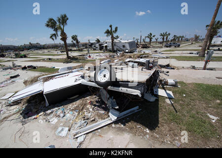 Port Aransas, Texas Stati Uniti. 30 agosto 2017. I danni estesi causati dall'uragano Harvey's colpito quasi una settimana fa litts la città costiera del Texas di Port Aransas mentre i residenti sono autorizzati a rilevare il relitto. Queste case di rimorchio sono state danneggiate da tempesta di picco e venti alti. Credit: Bob Daemmrich/Alamy Live News Foto Stock