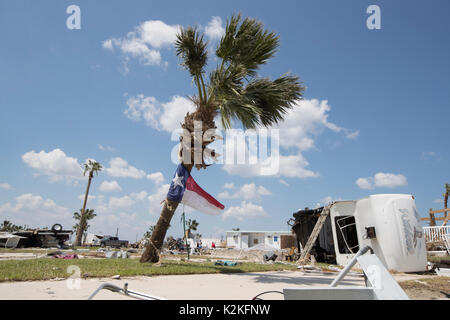 Port Aransas, Texas Stati Uniti. 30 agosto 2017. I danni estesi causati dall'uragano Harvey's colpito quasi una settimana fa litts la città costiera del Texas di Port Aransas mentre i residenti sono autorizzati a rilevare il relitto. Queste case di rimorchio sono state danneggiate da tempesta di picco e venti alti. Credit: Bob Daemmrich/Alamy Live News Foto Stock