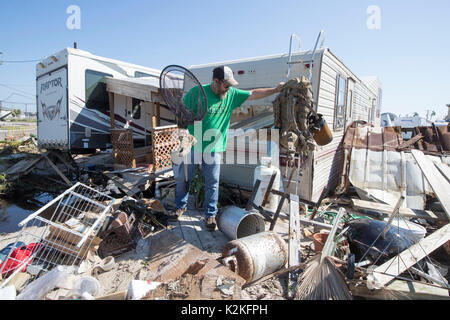 Port aransas, texas, Stati Uniti d'America. 30 Ago, 2017. Residente di port aransas pulisce alcuni dei danni estesi dall uragano Harvey's ha colpito quasi una settimana fa e detriti cucciolate costiero il Texas città come residenti sono infine permesso di tornare al relitto del sondaggio. Credito: bob daemmrich/alamy live news Foto Stock