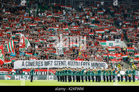 Budapest, Ungheria. Il 31 agosto, 2017. I sostenitori di Ungheria ascoltare l'inno nazionale prima del 2018 FIFA World Cup Qualifier match tra Ungheria e Lettonia a Groupama Arena il Agosto 31, 2017 a Budapest, Ungheria. Credito: Laszlo Szirtesi/Alamy Live News Foto Stock