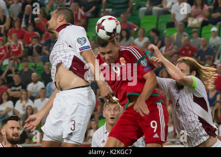 Budapest, Ungheria. 31 Agosto, 2017. In Ungheria è Adam Szalai (seconda R) compete durante il 2018 FIFA World Cup Match di qualificazione tra Ungheria e Lettonia al Groupama Arena stadium di Budapest, Ungheria, il 31 agosto, 2017. L'Ungheria ha vinto 3-1. Credito: Attila Volgyi/Xinhua/Alamy Live News Foto Stock