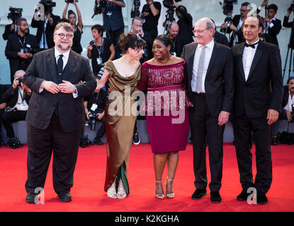 Venezia, Italia. 31 Agosto, 2017. Il regista Guillermo Del Toro, attrici Sally Hawkins e Octavia Spencer, attore Richard Jenkins e compositore Alexandre Desplat (L-R) pongono prima della premiere del film "La forma dell'acqua' alla 74a Mostra del Cinema di Venezia a Venezia, Italia, il 31 agosto, 2017. Credito: Jin Yu/Xinhua/Alamy Live News Foto Stock