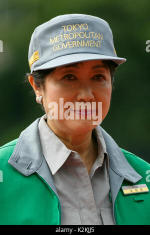 Tokyo, Giappone. 1 Sep, 2017. Il Governatore di Tokyo Yuriko Koike scende da un elicottero durante un disastro di contromisura per trapano di emergenza il 1 settembre 2017, Tokyo, Giappone. La punta da trapano, anniversario del grande terremoto di Kanto che ha colpito il giapponese principale isola di Honshu il 1 settembre 1923. Credito: Rodrigo Reyes Marin/AFLO/Alamy Live News Foto Stock