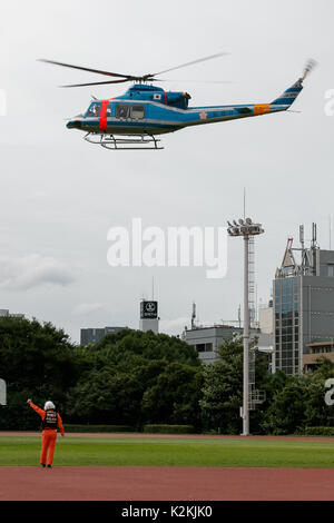 Tokyo, Giappone. 1 Sep, 2017. Il Governatore di Tokyo Yuriko Koike scende su un elicottero durante un disastro di contromisura per trapano di emergenza il 1 settembre 2017, Tokyo, Giappone. La punta da trapano, anniversario del grande terremoto di Kanto che ha colpito il giapponese principale isola di Honshu il 1 settembre 1923. Credito: Rodrigo Reyes Marin/AFLO/Alamy Live News Foto Stock