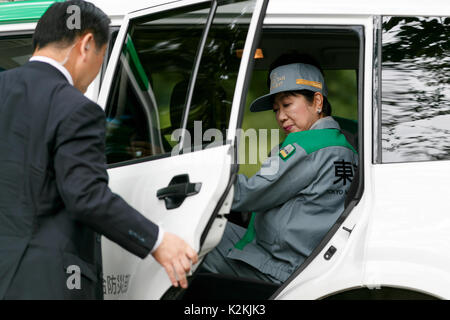 Tokyo, Giappone. 1 Sep, 2017. Il Governatore di Tokyo Yuriko Koike lascia un disastro di contromisura per trapano di emergenza il 1 settembre 2017, Tokyo, Giappone. La punta da trapano, anniversario del grande terremoto di Kanto che ha colpito il giapponese principale isola di Honshu il 1 settembre 1923. Credito: Rodrigo Reyes Marin/AFLO/Alamy Live News Foto Stock