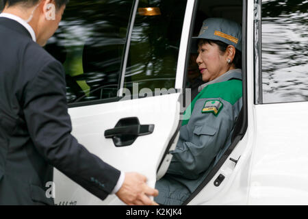 Tokyo, Giappone. 1 Sep, 2017. Il Governatore di Tokyo Yuriko Koike lascia un disastro di contromisura per trapano di emergenza il 1 settembre 2017, Tokyo, Giappone. La punta da trapano, anniversario del grande terremoto di Kanto che ha colpito il giapponese principale isola di Honshu il 1 settembre 1923. Credito: Rodrigo Reyes Marin/AFLO/Alamy Live News Foto Stock