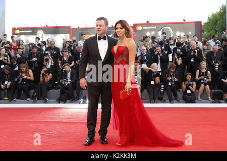 Matt Damon e la moglie Luciana Barroso frequentando il 'Downsizing' premiere e apertura della 74a Venice International Film Festival presso il Palazzo del Cinema il 30 agosto 2017 a Venezia, Italia. | Verwendung weltweit Foto Stock