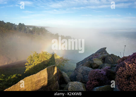 Ilkley, West Yorkshire, Regno Unito. Il 1° settembre 2017. Regno Unito Meteo: il primo giorno di autunno meteorologico porta una drammatica inversione di cloud e brocken spectre a quelli fino inizio su rurale Ilkley Moor. Rebecca Cole/Alamy Live News Foto Stock