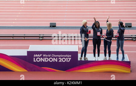 Londra, Grossbritannien. 04 Ago, 2017. Neuvergabe von Medaillen von vergangenen Weltmeisterschaften. Siegerehrung, medaglia cerimonia, Staffel 4x400m Frauen aus Daegu 2011. Team GBR, 3.Platz. Eroeffnungsfeier am 04.08.2017 Leichtathletik Weltmeisterschaft 2017 a Londra/ Grossbritannien vom 04.08. - 13.08.2017. | Verwendung weltweit Credito: dpa/Alamy Live News Foto Stock