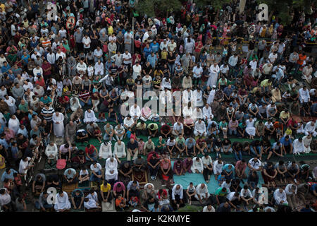 Il Cairo, Egitto. 01 Sep, 2017. Musulmani egiziano attendono Eid al-Adha preghiere al di fuori di Abou Bakr El Seddik moschea nel quartiere di Heliopolis al Cairo, Egitto, 1 settembre 2017. Credito: Gehad Hamdy/dpa/Alamy Live News Foto Stock